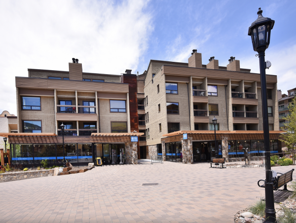 Luxury 2 Bedroom Sleeps 8 - 75 Yards to Gondola- Hot tub